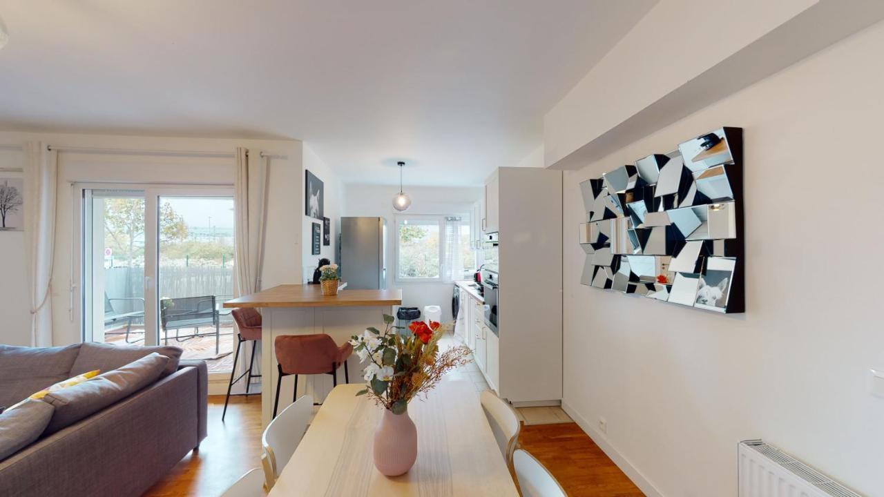 Live Like A Local Stylish 2Br With Balcony & Parking Daire Saint-Denis  Dış mekan fotoğraf